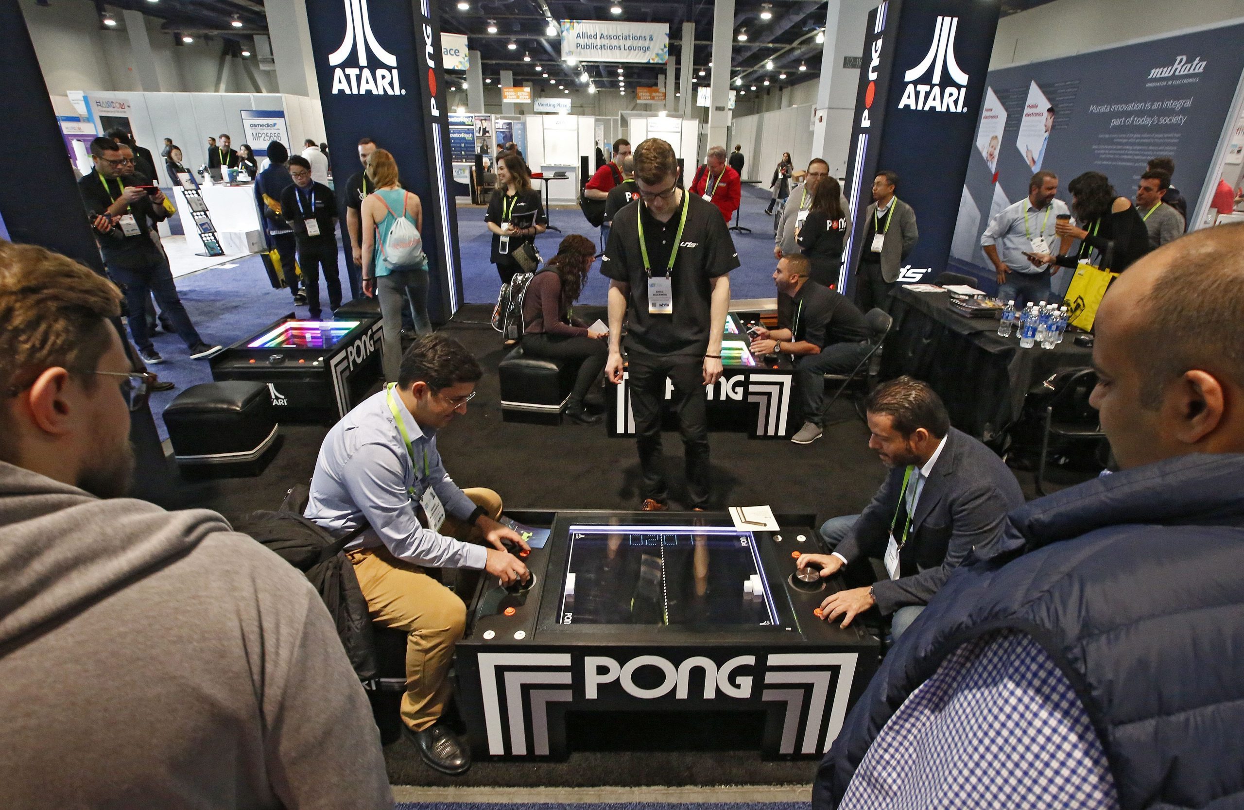 People play Pong the Atari game